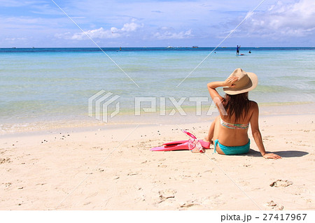 海外旅行でシュノーケリングする女の子 27417967