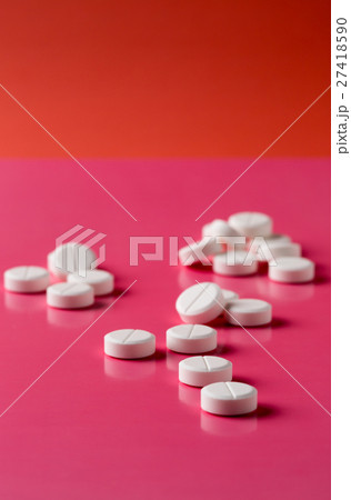 Heap of round white pills Heap of round white pills 27418590