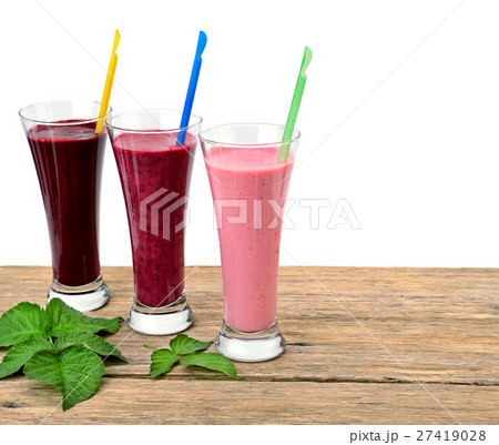 Smoothies made with fresh berries Smoothies made with fresh berries 27419028
