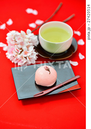春の和菓子、桜まんじゅう/桜饅頭と緑茶のイメージ。注意)背景の桜は造花です。 春の和菓子、桜まんじゅう/桜饅頭と緑茶のイメージ。注意)背景の桜は造花です。 27420514