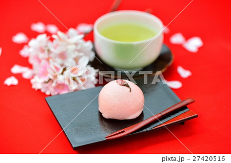 春の和菓子 桜まんじゅう 桜饅頭と緑茶のイメージ 注意 背景の桜は造花です の写真素材