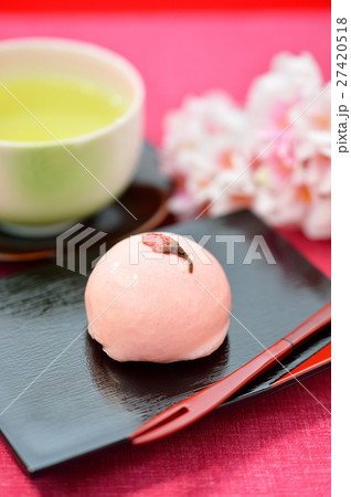 春の和菓子 桜まんじゅう 桜饅頭と緑茶のイメージ 注意 背景の桜は造花です の写真素材