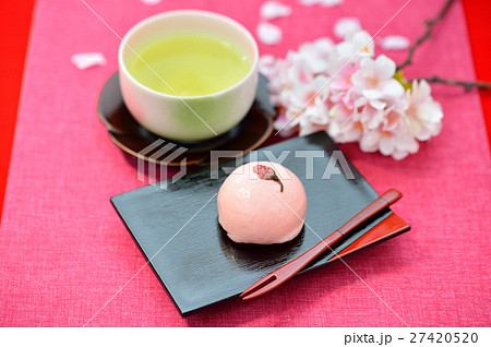 春の和菓子 桜まんじゅう 桜饅頭と緑茶のイメージ 注意 背景の桜は造花です の写真素材 2745