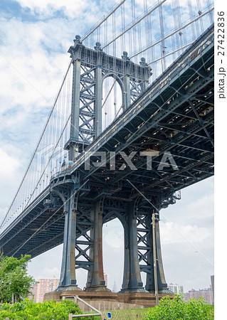 Visiting the Manhattan bridge in Brooklyn 27422836