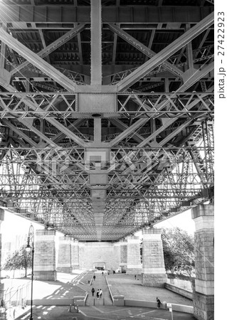 Iconic Sydney Harbour bridge 27422923