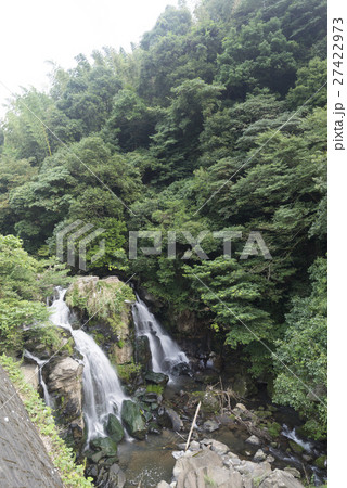 紅葉が美しい景勝地 肥後耶馬渓 ひごやばけい にある鼓ヶ滝つづみがたき平安の和歌にも詠まれたの写真素材