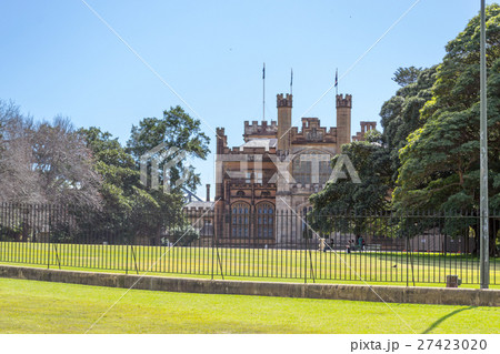 Walking in the Royal botanical gardens 27423020