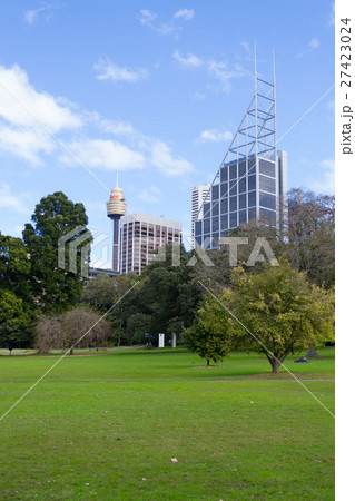 Walking in the Royal botanical gardens 27423024