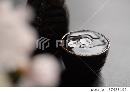 桜　日本酒　お猪口　猪口　ぐい飲み　ぐい呑み　ぐい吞み　酒　吟醸　花見　春　季節　お花見　花見酒 27423195