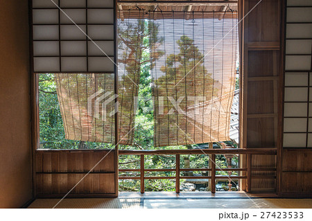 窓越しに見る庭園 窓越しに見る庭園 27423533