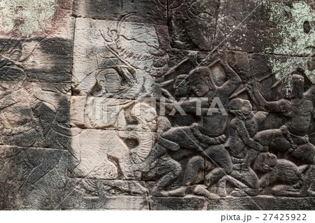 アンコール遺跡群の中にあるバイヨン寺院のレリーフ 27425922