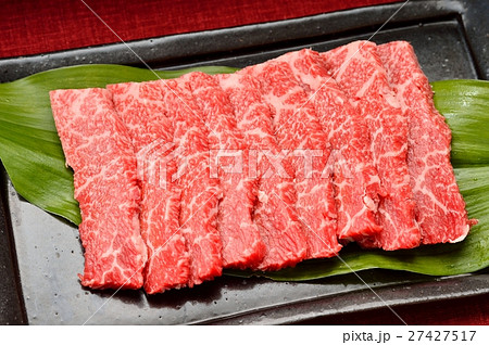 牛肉の焼肉（生肉）、牛霜降りバラ肉焼肉用。静岡県産 27427517