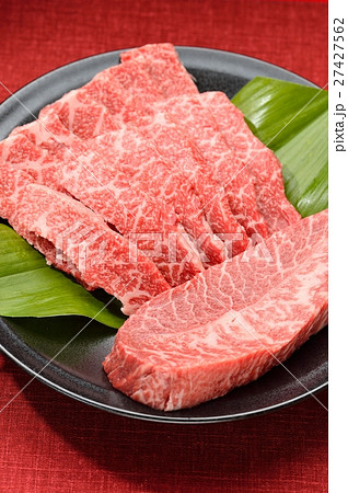 牛肉の焼肉（生肉）、牛肩肉ステーキ用（ミスジ※厚切り肉）と牛霜降りバラ肉焼肉用（スライス）盛り合わせ 27427562