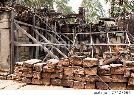アンコール遺跡群の中にあるバイヨン寺院の崩落危険箇所 27427667