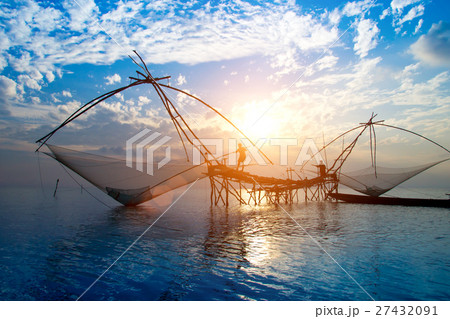 Silhouette of bamboo machinery in the lake. Silhouette of bamboo machinery in the lake. 27432091