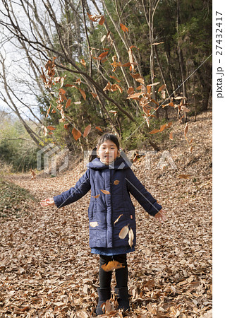落葉を投げる子供　ポートレート 27432417