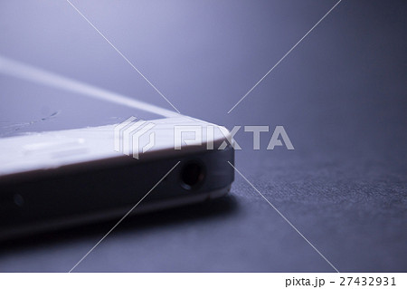 割れたスマホ　イメージ 27432931