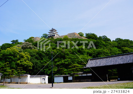 丸亀城　玄関先御門と天守閣 27433824