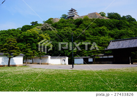 丸亀城 玄関先御門と天守閣 丸亀城 玄関先御門と天守閣 27433826