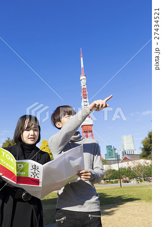 カップル　男女　東京観光　デート　東京タワー背景　地図を見る 27434521