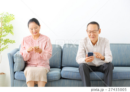 スマートフォンを見るシニア 27435005