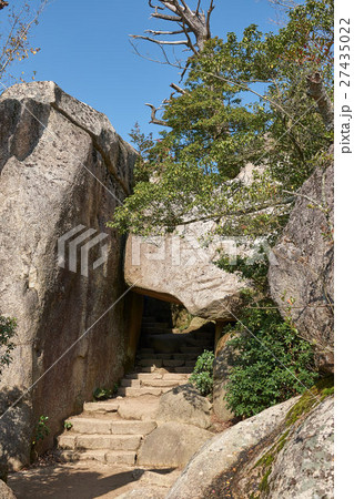弥山山頂付近の巨石群くぐり岩、宮島、広島県（縦構図） 27435022