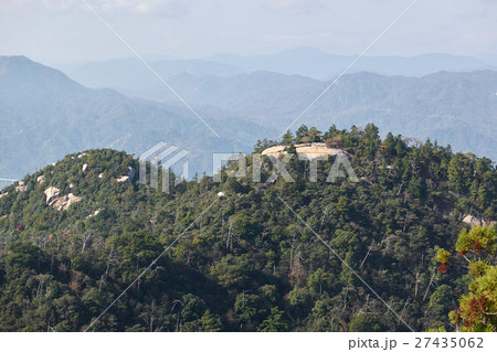 宮島・弥山山頂展望台から駒ヶ林（龍ケ馬場）と焼山を望む、広島県 27435062