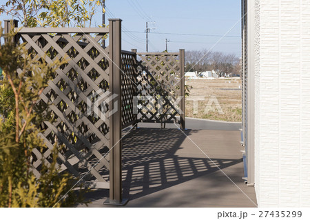 住宅　ウッドデッキ　ウッドテラス　イメージ　施工例　木製　目隠しあり 27435299