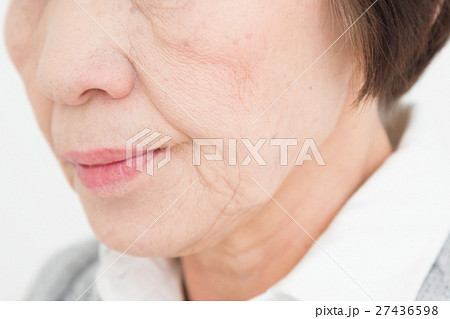 シニア　スキンケアイメージ　白バック 27436598