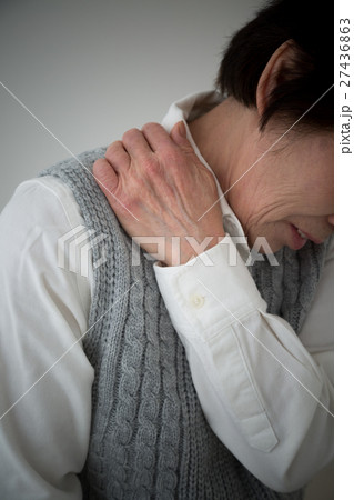 肩こりに悩むシニア　白バック 27436863