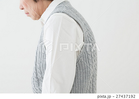 猫背のシニア 白バック 猫背のシニア 白バック 27437192