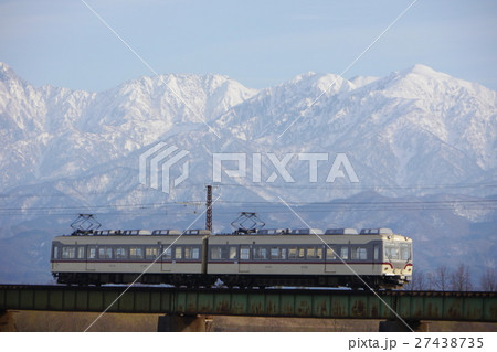 雪の立山連峰と地鉄電車 27438735