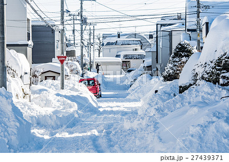 冬の北海道 生活道路の写真素材