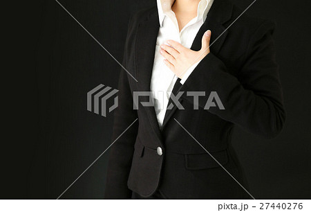 胸に手をあてるスーツ姿の女性の写真素材 27440276 Pixta