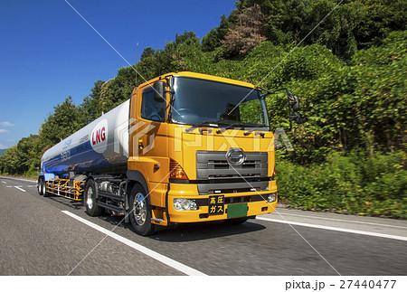 燃料輸送車 走るタンクローリー 大型トラック LNG 高速道路 イメージ素材 燃料輸送車 走るタンクローリー 大型トラック LNG 高速道路 イメージ素材 27440477
