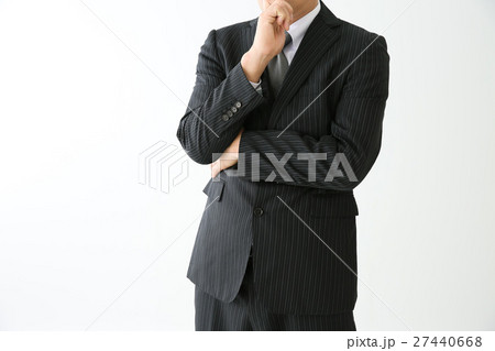 あごに手を当てて考える男性 27440668