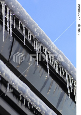 晴れた日の北海道初冬の屋根の雪と氷柱 晴れた日の北海道初冬の屋根の雪と氷柱 27440688