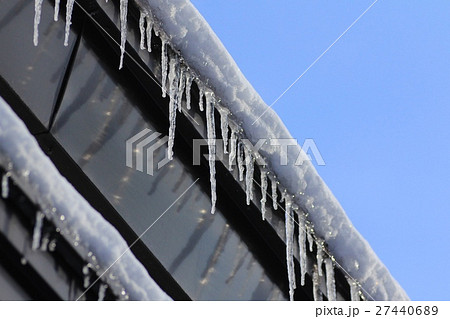 晴れた日の北海道初冬の屋根の雪と氷柱 27440689
