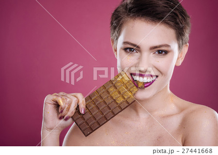 Positive beautiufl woman holdign chocolate bar 27441668