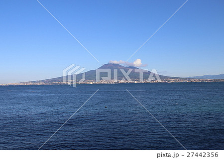 ナポリ湾から見たヴェスヴィオ火山 27442356
