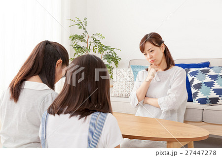 子育てに悩む母 27447278