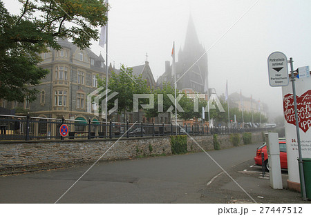ベルンカステルクースの美しい霧の街並み 27447512