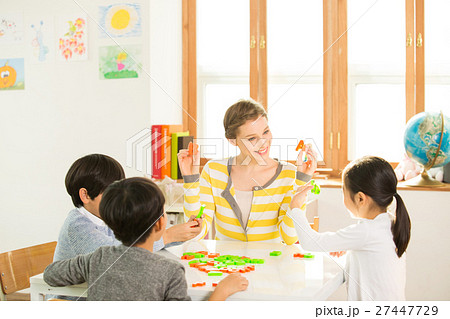 Young Students Learning English With A Foreign Female Teacher 27447729