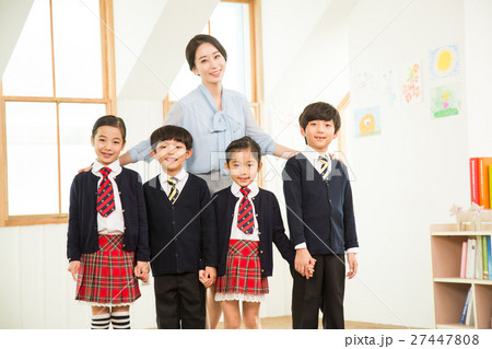 Class Photo With A Female Teacher 27447808