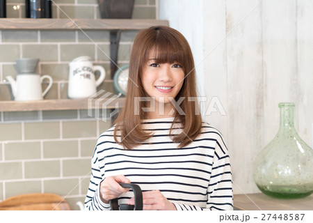 女性 ライフスタイル キッチン 女性 ライフスタイル キッチン 27448587