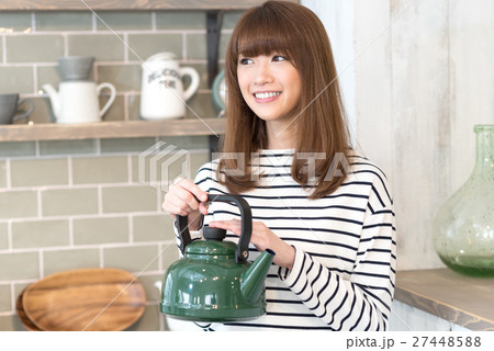 女性 ライフスタイル キッチン 女性 ライフスタイル キッチン 27448588