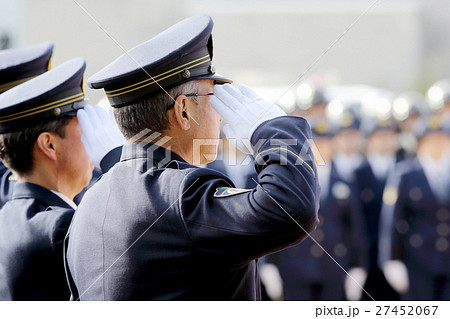 警察官 敬礼 警察官 敬礼 27452067