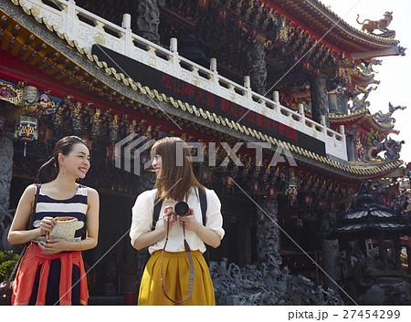 台湾観光　寺院を巡る女性達 27454299