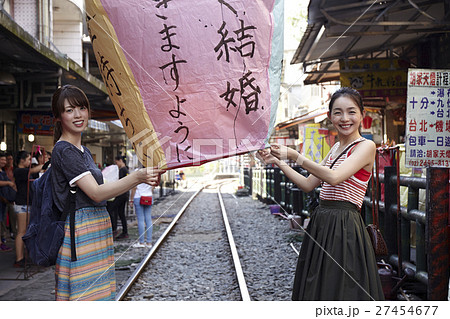 台湾女子旅 ランタン飛ばしの写真素材