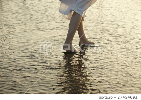 台湾を観光する女性　高美湿地 27454693